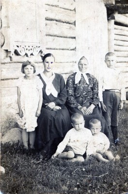 Veronika Jaudzema ar saviem bērniem pirms Otrā pasaules kara pie mājas, kas nodega 1948. gada kaujas laikā