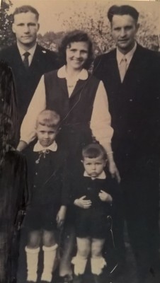 Ar dēliem Ivaru un Andri, vīru Benediktu (no labās) un brāli Pēteri (no kreisās), 1961. gadā