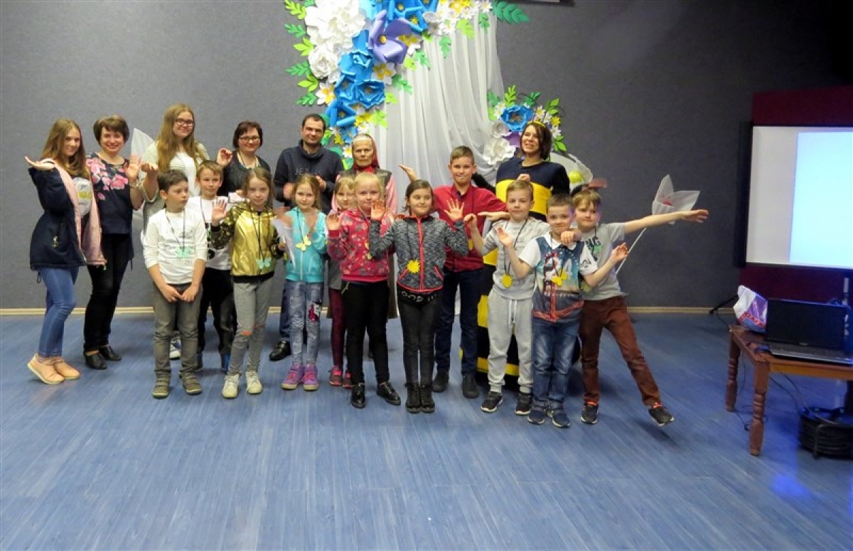 Maltas BJC bērni dāvāja Latgalei svētkos piecu veidu rozes